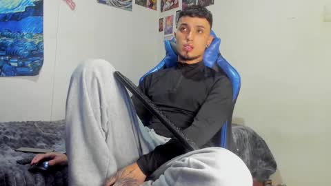 Snapshot of salvatore_dereck chatting on November 19, 2025, 12:43 am online show from November 19, 2025, 12:43 am