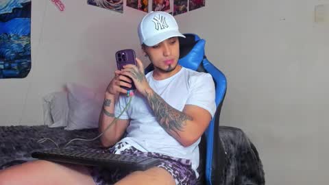 Snapshot of salvatore_dereck chatting on December 1, 2025, 2:05 am online show from December 1, 2025, 2:05 am