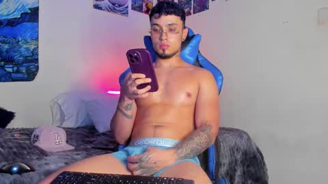 Snapshot of salvatore_dereck chatting on December 3, 2025, 1:02 am online show from December 3, 2025, 1:02 am