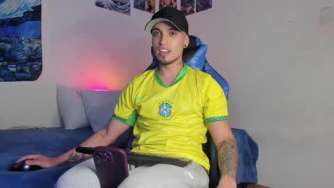 Snapshot of salvatore_dereck chatting on December 23, 2025, 1:03 am online show from December 23, 2025, 1:03 am