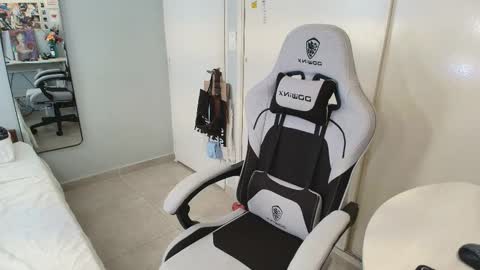 salvatore_montt online show from November 29, 2025, 6:44 pm