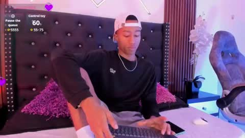 sammyyadams_ online show from September 26, 2025, 9:08 pm