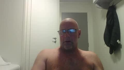 sandnesrune523 online show from April 16, 2026, 4:52 pm