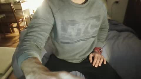 sandro online show from December 18, 2025, 10:49 pm