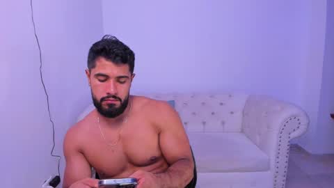 santiago_huntt online show from December 18, 2024, 1:26 am