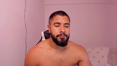 santiago_huntt online show from February 19, 2025, 12:22 pm