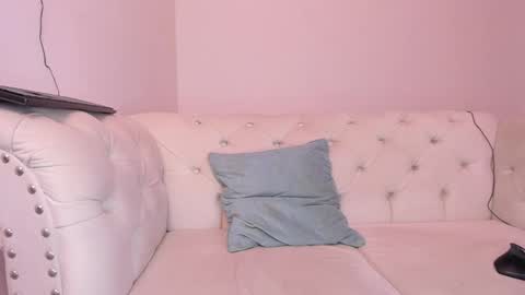 santiago_huntt online show from February 25, 2025, 2:33 pm