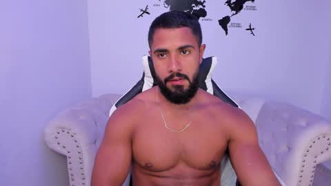 santiago_huntt online show from September 18, 2025, 8:11 pm