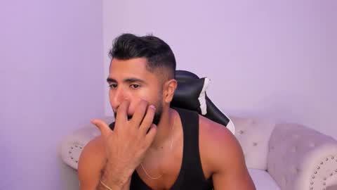 santiago_huntt online show from February 25, 2026, 8:18 pm