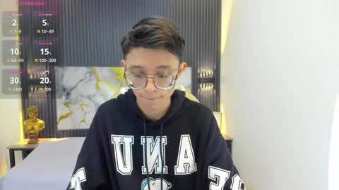 santiago_russo18 online show from September 21, 2025, 1:02 pm