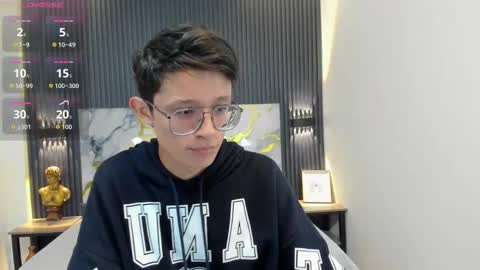santiago_russo18 online show from October 9, 2025, 1:20 pm