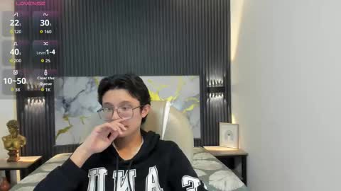 santiago_russo18 online show from November 19, 2025, 3:06 am