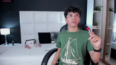 Snapshot of santy_carrington chatting on December 6, 2024, 11:47 pm Santiago Carrington online show from December 6, 2024, 11:47 pm