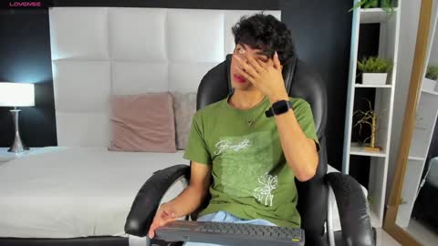 Snapshot of santy_carrington chatting on December 19, 2024, 8:34 pm Santiago Carrington online show from December 19, 2024, 8:34 pm