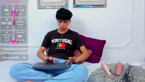 Snapshot of santy_carrington chatting on January 4, 2025, 11:17 pm Santiago Carrington online show from January 4, 2025, 11:17 pm