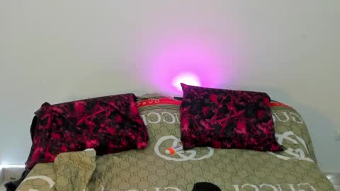 santy_of1 online show from April 30, 2026, 1:17 pm