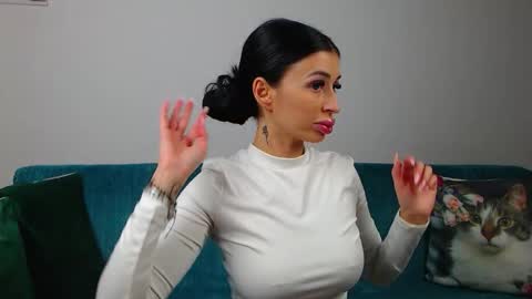 Snapshot of sara_daisy chatting on November 30, 2025, 3:27 pm Im Sara I am happy to be here online show from November 30, 2025, 3:27 pm