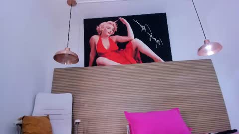 sara_sm1th_ online show from June 17, 2026, 1:01 pm