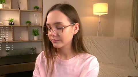 Im Sara  online show from December 22, 2025, 7:33 pm