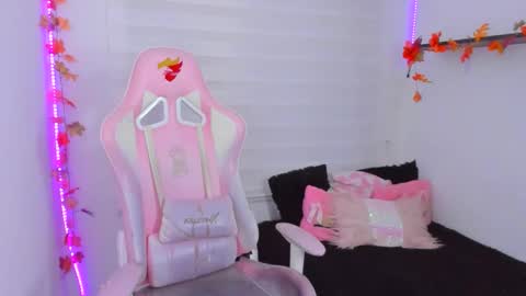 Sarah Ramirez online show from November 19, 2025, 3:06 am