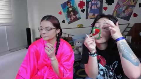 Snapshot of saraandmarilyn chatting on February 12, 2025, 1:59 pm Alahia and Marilyn online show from February 12, 2025, 1:59 pm