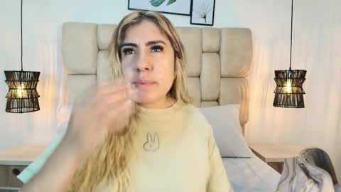Snapshot of sarablonde_t chatting on May 25, 2026, 11:00 pm sarablonde_t online show from May 25, 2026, 11:00 pm
