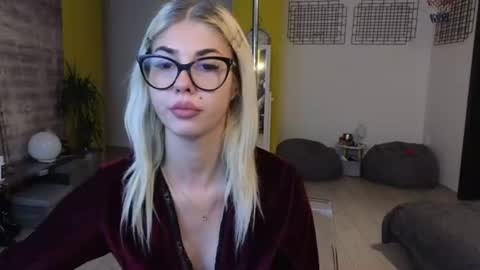 sarahcamsx online show from June 17, 2026, 7:48 pm
