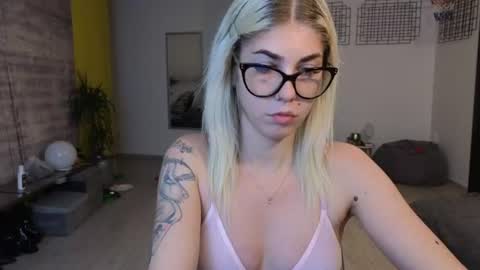 sarahcamsx online show from June 18, 2026, 8:57 pm