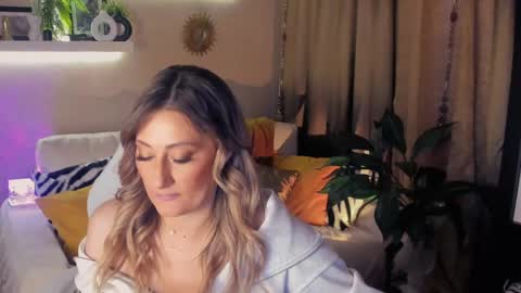 Divine Sarah NONUDE model online show from May 11, 2026, 4:04 pm