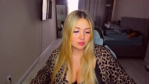 Snapshot of sarahmils chatting on June 18, 2026, 3:49 pm Sarah online show from June 18, 2026, 3:49 pm