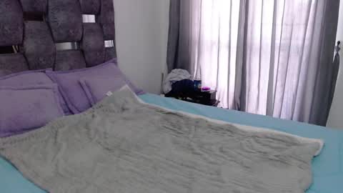 Lia online show from November 17, 2025, 12:22 pm