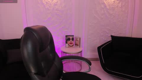 Sarah Rhodes online show from December 3, 2025, 11:52 am