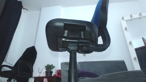 Snapshot of saralovens chatting on December 15, 2025, 9:46 am Saraloves online show from December 15, 2025, 9:46 am