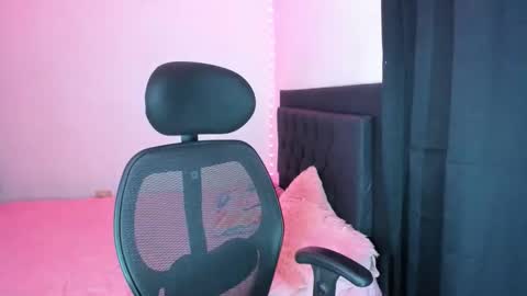 Sara  online show from December 17, 2025, 5:57 am