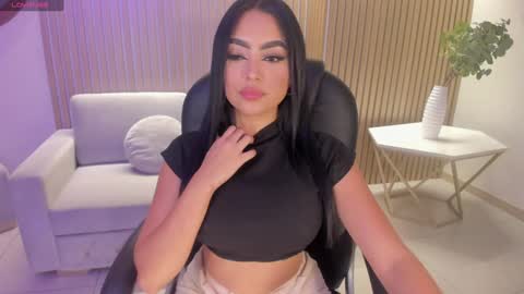 Snapshot of sarawinstone_ chatting on January 16, 2025, 7:41 pm Sara Winstone online show from January 16, 2025, 7:41 pm