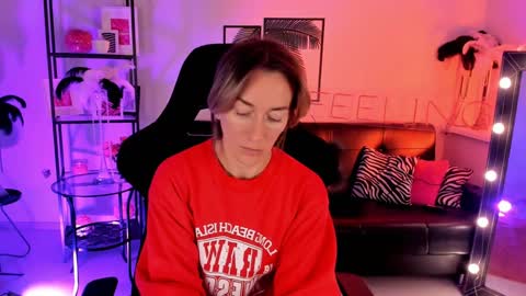 Snapshot of save_the_qween chatting on December 6, 2024, 5:31 am save the qween online show from December 6, 2024, 5:31 am