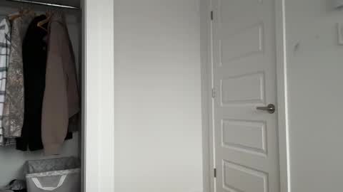 sbouchikh03 online show from January 5, 2026, 9:07 pm