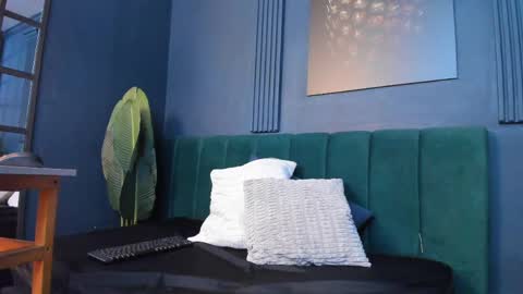 Scarlet Edwars online show from April 5, 2026, 12:13 pm