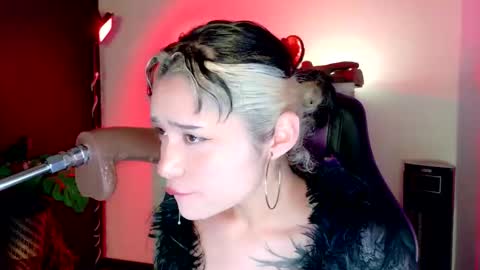 scarlet_gold online show from December 16, 2025, 3:33 am