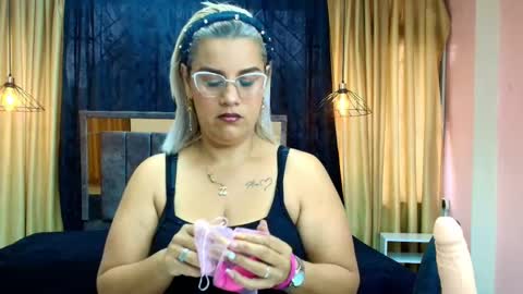 SCARLET MILF online show from November 17, 2025, 12:33 pm