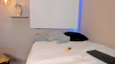 scarlet_vixen_ online show from June 3, 2026, 3:53 am