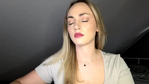 ScarlettxBlonde online show from May 22, 2026, 8:42 am