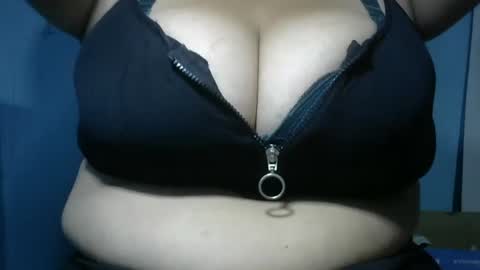 Snapshot of schoco_milf chatting on March 1, 2026, 12:29 pm mai latina online show from March 1, 2026, 12:29 pm