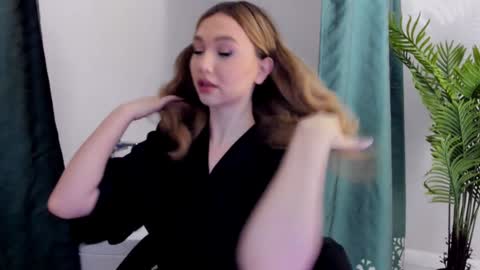 Kate online show from December 5, 2024, 7:38 pm