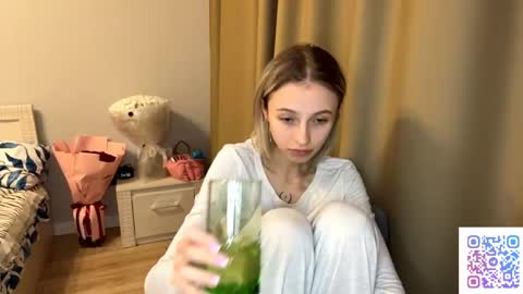 Snapshot of seasonhamiss chatting on May 19, 2026, 1:56 am Kate online show from May 19, 2026, 1:56 am