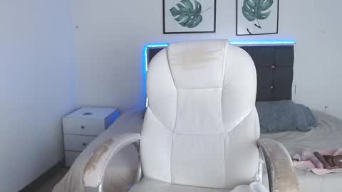 Selena online show from December 13, 2025, 7:53 pm