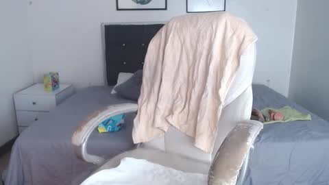 Selena online show from March 8, 2026, 4:33 pm