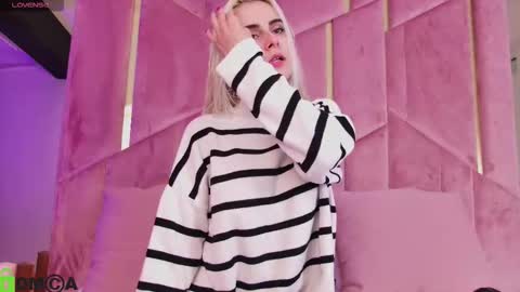 Selena online show from November 3, 2025, 4:25 am