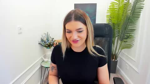 selenaemoore online show from October 5, 2025, 7:45 pm