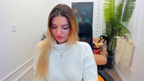 selenaemoore online show from November 2, 2025, 8:22 pm